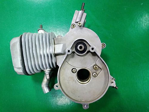 發(fā)動機(jī)擰螺絲